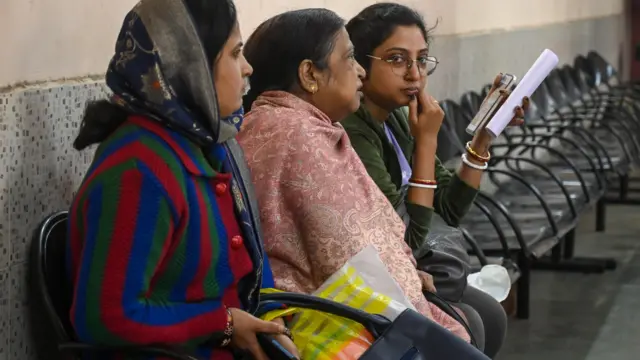 चुनाव बेहद क़रीब हैं, लेकिन लाखों लोग अब भी अपने नाम सूची में शामिल होने को लेकर असमंजस में हैं