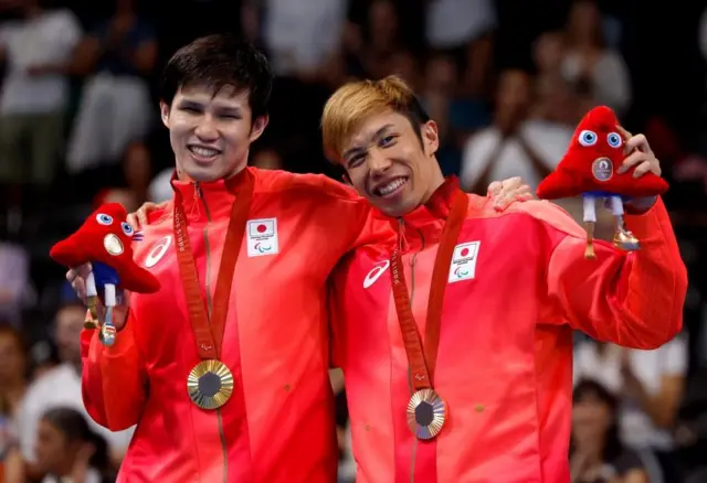 金メダルを首からかけた木村（左）と銅メダルの富田