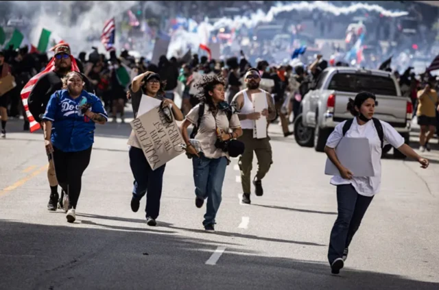 미국 LA에서 도널드 트럼프 행정부의 불법 이민자 단속에 반발하는 시위가 8일째 이어지고 있다