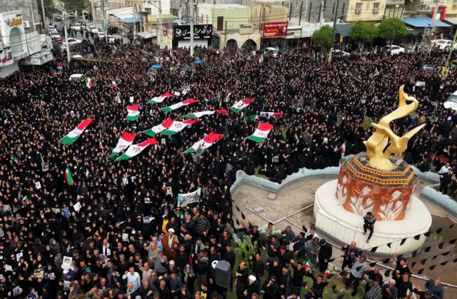 ईरान में हमले में मारी गई बच्चियों के अंतिम संस्कार में उमड़े लोग