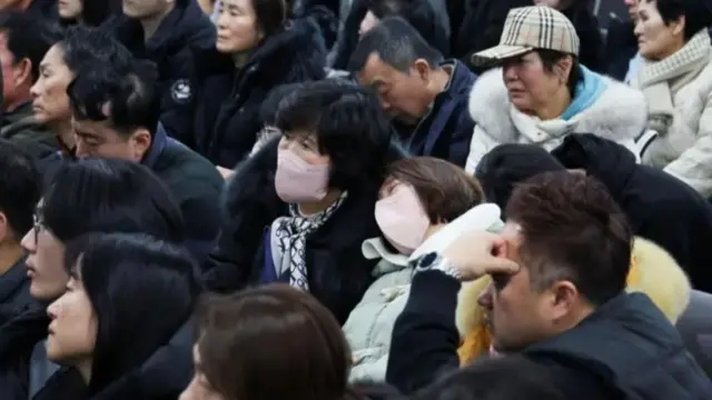 Families of di plane crash victims gada for di airport