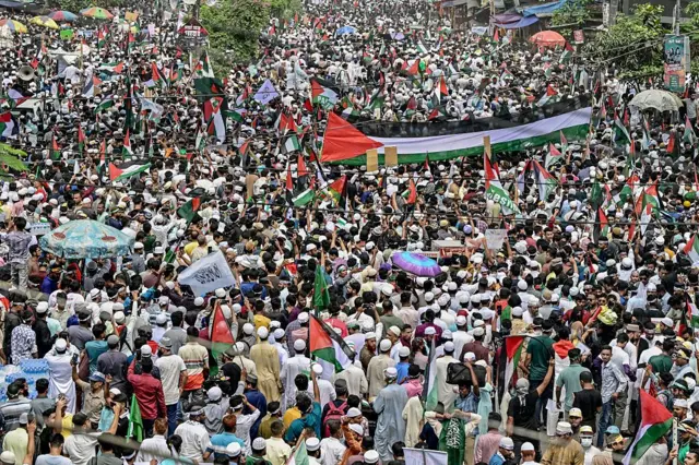 কর্মসূচিস্থল সোহরাওয়ার্দী উদ্যানের বাইরে চারপাশের রাস্তাও ছিল লোকে লোকারণ্য
