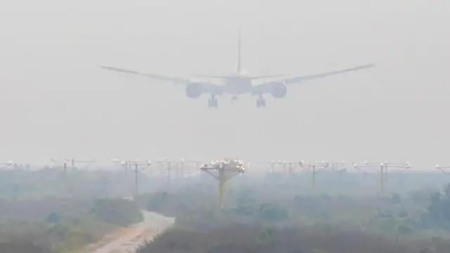 জানুয়ারির শুরুতে ঘন কুয়াশায় বিমান উড্ডয়ন ও অবতরণেও বেগ পেতে হয়েছিল (ফাইল ছবি)