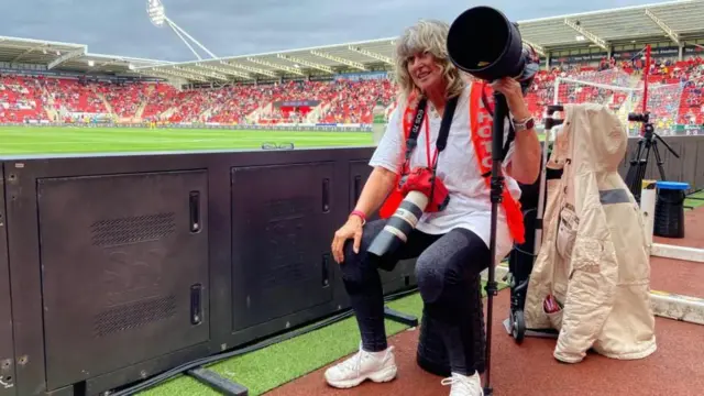 هارون هنگام همکاری با روزنامه «تودی» نخستین عکاس زن دارای مجوز رسمی در لیگ برتر انگلیس شد