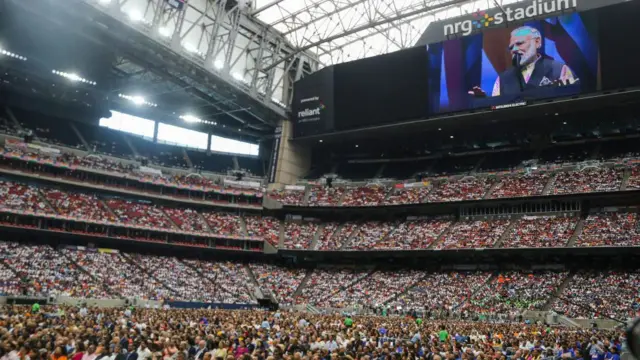 টেক্সাসে 'হাউডি মোদী' অনুষ্ঠানে কানায় কানায় ভরা গ্যালারি