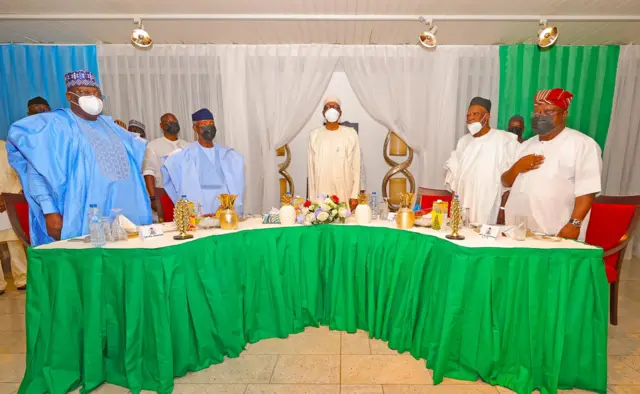 President Muhammadu Buhari eat dinner wit di members of di APC NWC on Sunday 