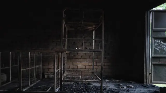 Restos incinerados del dormitorio de los estudiantes