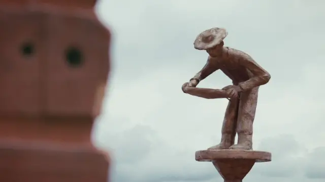 Monumento em homenagem aos garimpeiros em praça de Itaituba