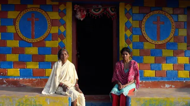 सेमलाल के परिवार पर घर वापसी का दबाव बनाया गया. 