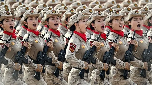 በወታደራዊ ትርዒቱ ላይ የተሳተፉ የቻይና ሴት ወታደሮች 