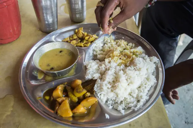 उन्हाळ्यात अन्न खराब झालंय कसं ओळखाल? फूड पॉयझनिंगची लक्षणं काय असतात? वाचा