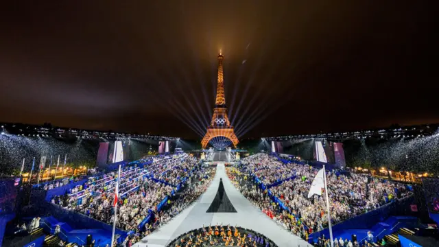 ኣብ እዋን መኽፈቲ ስነ-ስርዓት ኦሎምፒክ ፓሪስ 2024 ባንዴራ ኦሎምፒክ ኣብ ድሕሪት ኣይፍል ታወር 