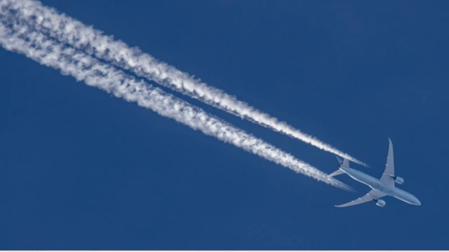 一架波音787夢幻客機在荷蘭上空飛行