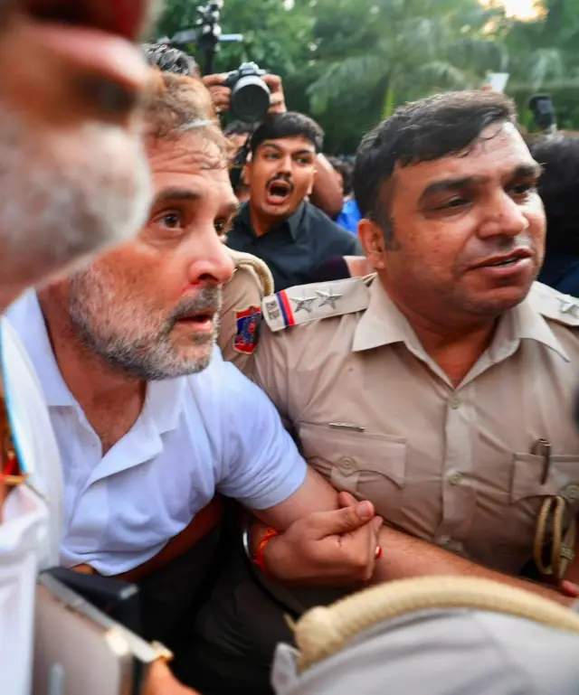 राहुल गांधी यांनी पंतप्रधानांच्या घराबाहेर दिलेल्या ठिय्या आंदोलनात गोंधळ पहायला मिळाला. पोलिसांनी त्यांना ताब्यात घेतलं आहे. या धुमश्चक्रीदरम्यान त्यांच्या नाकातून रक्त येत असल्याचं छायाचित्रातून दिसून येत आहे.