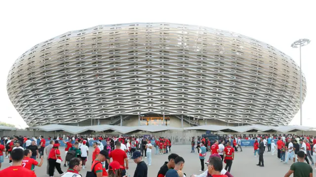 Des supporters marocains devant le nouveau stade Prince Moulay Abdellah à Rabat, à Rabat, le 5 septembre 2025, avant le match de football de qualification pour la Coupe du monde de la FIFA 2026 entre le Maroc et le Niger.