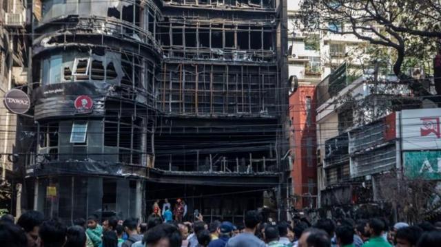 ২৯ ফেব্রুয়ারি বেইলি রোডের গ্রিন কজি কটেজ নামে ভবনটিতে আগুন লাগে।