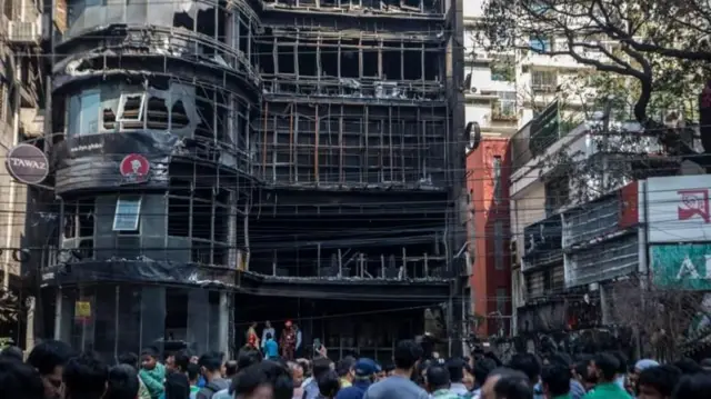 ২৯ ফেব্রুয়ারি বেইলি রোডের গ্রিন কজি কটেজ নামে ভবনটিতে আগুন লাগে।