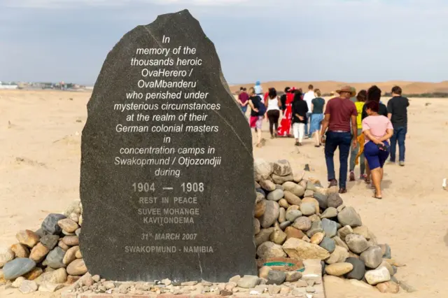 Monumento en Namibia a los muertos causados por el genocidio que dejó la colonización alemana.