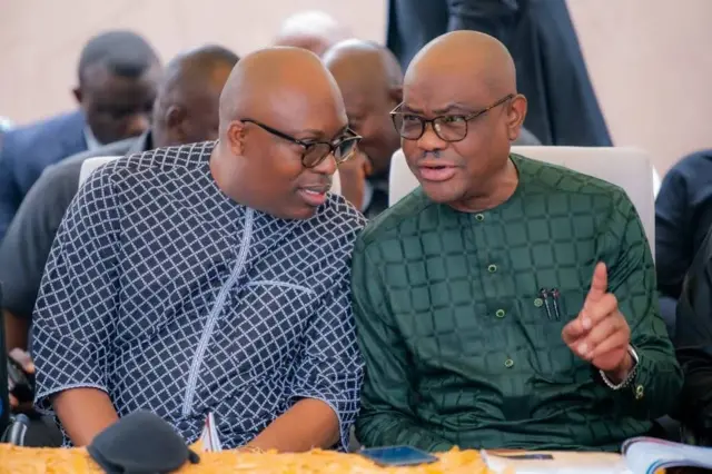 Governor Fubara and FCT Minister Nyesom Wike dey chat after dem reconcile for one event both of dem attend.