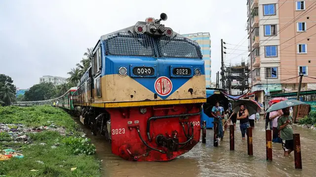 রেল লাইন পানিতে তলিয়ে যাওয়ায় চট্টগ্রাম থেকে কক্সবাজারে যেতে পারেনি ট্রেন