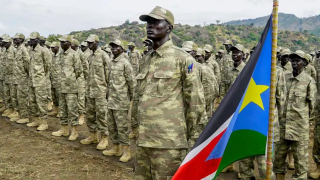 Des soldats appartenant aux forces unifiées du Soudan du Sud se tiennent en formation lors d'une cérémonie de déploiement au centre d'entraînement militaire de Luri, à Juba, le 15 novembre 2023.