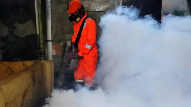 Moja ya njia ya kupambana na chikungunya ni kuangamiza mazalia ya mbu kwa kupuliza dawa