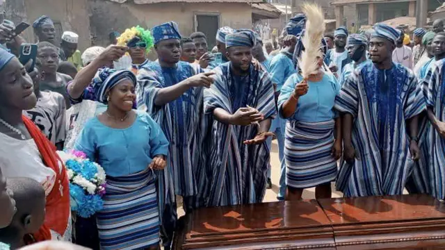 Aworan awọn eeyan pẹlu posi oloogbe nibi eto isinku naa.