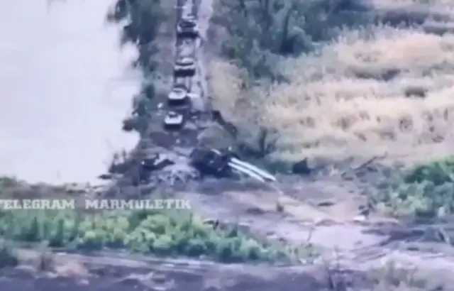 Колона російської бронетехніки, яка рухалася з Донецька через Піски до Авдіївського виступу.