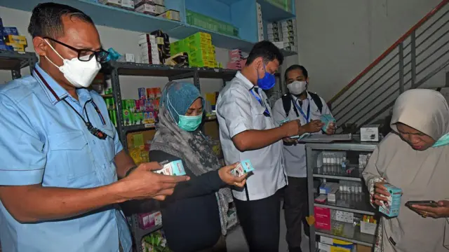 Petugas gabungan Balai POM (Pengawas Obat dan Makanan) dan Polri memeriksa obat sirup di sebuah apotek di Cipocok, Kota Serang, Banten, Selasa (25/10/2022).