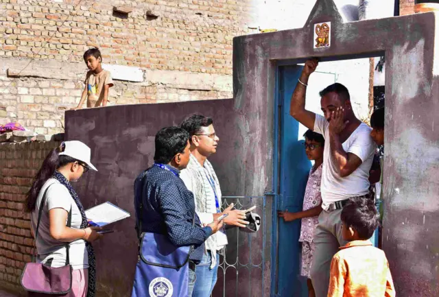সরকারি কর্মীরা আদমশুমারির কাজে বাড়ি-বাড়ি যাচ্ছেন (প্রতীকী ছবি)