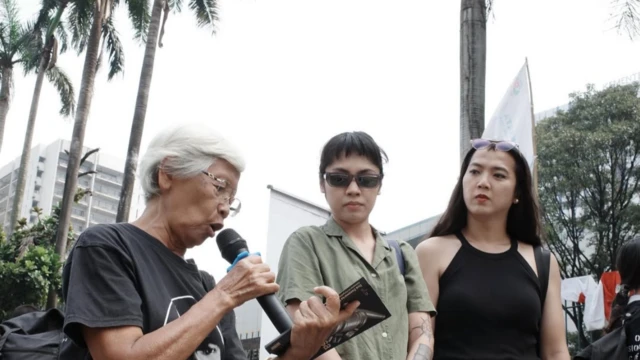 Dania Joedodarmo (kanan) saat menghadiri Aksi Kamisan di Jakarta.