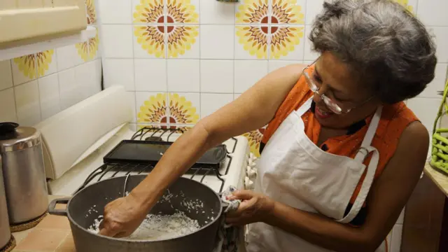 అన్నం వండిన మహిళ