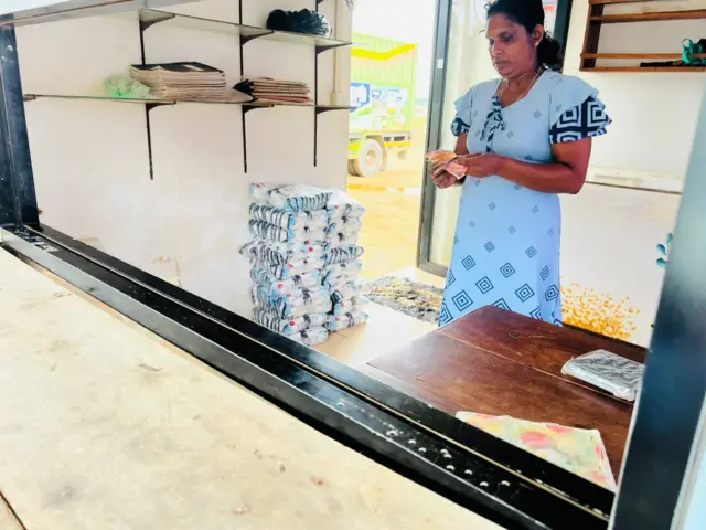 හම්බන්තොට ලුණු ලේවාය ඉදිරිපිට ඇති වෙළඳසැලෙන් පුද්ගලයින්ට ලුණු පැකට් දෙකක් පමණක් අලෙවි කරනු ලැබේ.