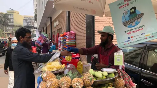 ক্ষুদ্র বিক্রেতাদের 'ক্যাশলেস লেনদেনে' উৎসাহিত করার চেষ্টা করা হলেও এখনো অনেকে নগদ লেনদেনে স্বাচ্ছন্দ্য বোধ করেন