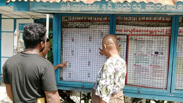 တွံတေး မြို့နယ်မှာ ရွေးကောက်ပွဲကိုယ်စားလှယ်လောင်း စာရင်းကပ်ထားပုံ