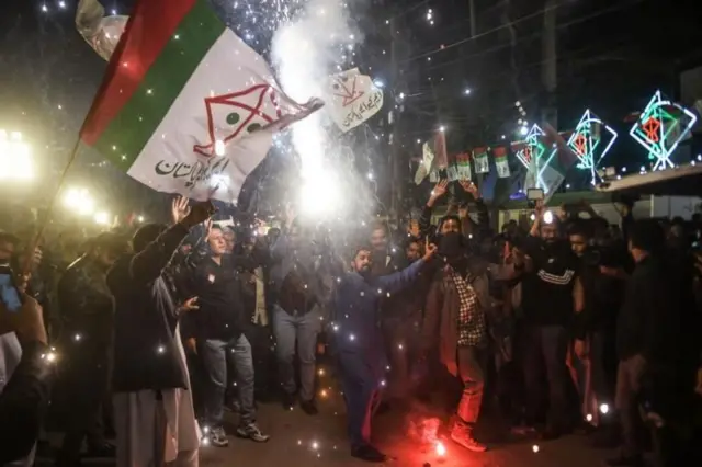 मुत्ताहिदा कौमी मूवमेंट पाकिस्तान के समर्थक कराची में अपने उम्मीदवारों की जीत का जश्न मना रहे हैं