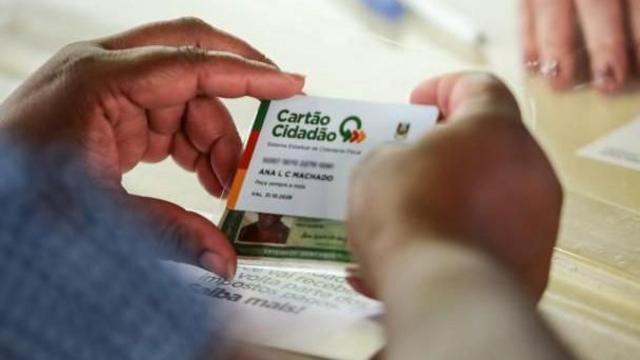 Beneficiário do programa Devolve ICMS, do Rio Grande do Sul, recebe seu cartão com o crédito para consumo