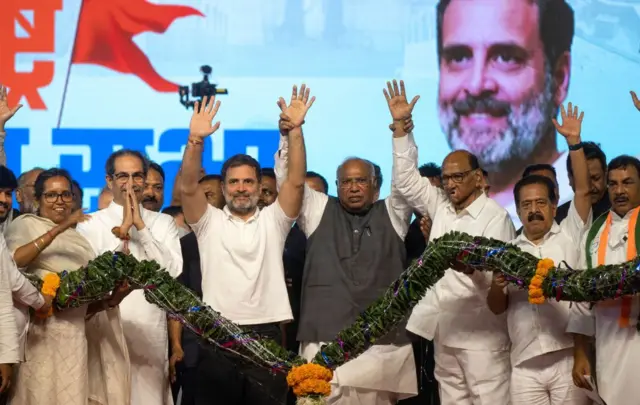 महाविकास आघाडीतील उद्धव ठाकरे, शरद पवार आणि काँग्रेस पक्षाचे प्रमुख नेते मल्लिकार्जुन खर्गे, राहुल गांधी