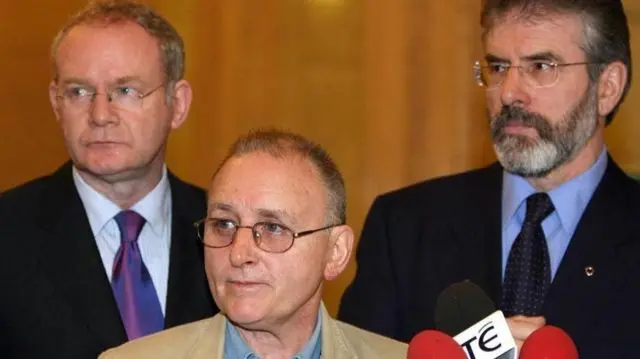 （左から）シン・フェイン党のマーティン・マクギネス氏、デニス・ドナルドソン氏、ジェリー・アダムズ氏（2005年撮影）