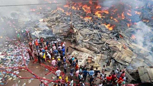 ফায়ার সার্ভিসের পাশাপাশি যোগ দিয়েছে বিজিবি, সামরিক বাহিনী ও র‍্যাবের সদস্যরা। 