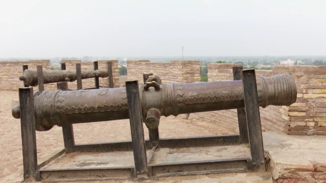 ઉમરકોટના કિલ્લા ઉપર ફરતે ગોઠવવામાં આવેલી તોપો પર્યટકોમાં આકર્ષણનું કેન્દ્ર