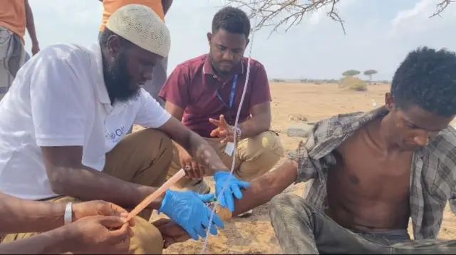 ኣብ መገዲ ሓገዝ ሕክምና ዝግበረሉ ዘሎ ስደተኛ