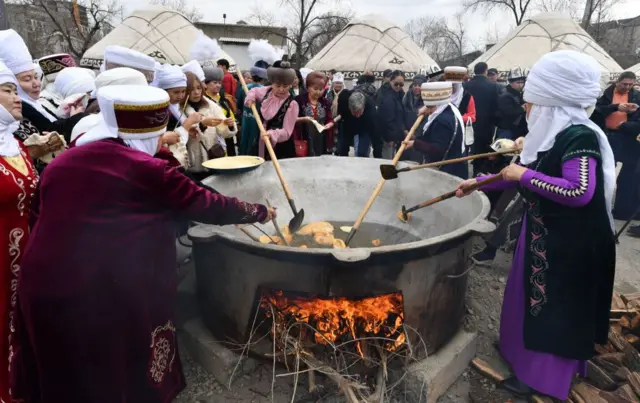 تصویری از پخت نان‌های مخصوص نوروز در قرقیزستان