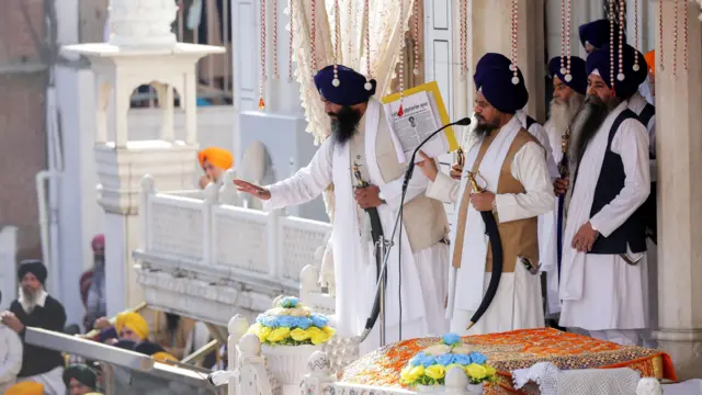 अकाली नेताओं को सज़ा सुनाते अकाल तख़्त के जत्थेदार 