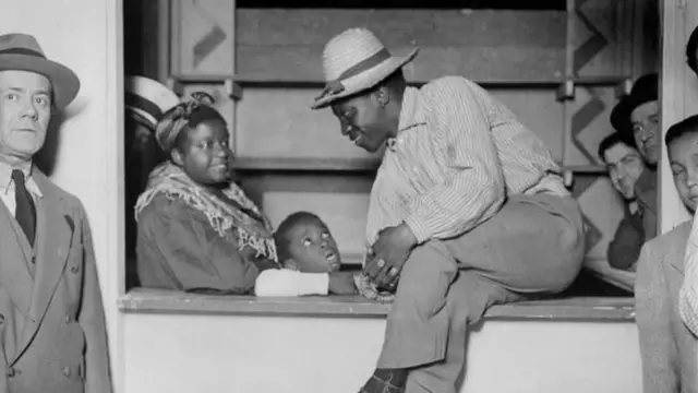 Um vendedor de empanadas em seu posto, em Buenos Aires, em 1937
