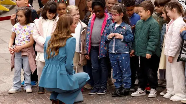 Katarzyna wita się z grupą dzieci.