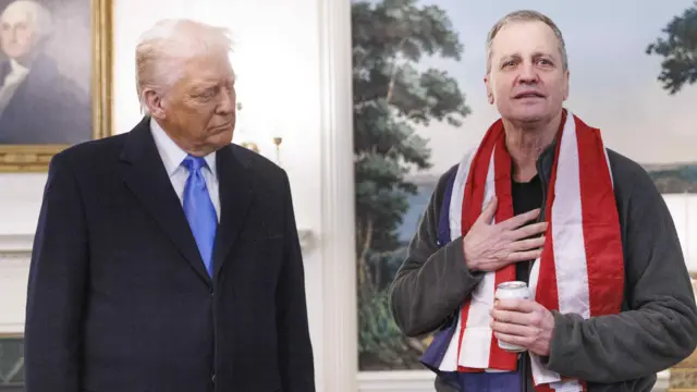 مارک فوگل که روز گذشته روسیه آزاد کرد، اهل پنسیلوانیاست و هنگام بازداشت در یک مدرسه انگلیسی-آمریکایی در مسکو درس می‌داد. او قبلا به عنوان دیپلمات در سفارت آمریکا در روسیه کار کرده بود