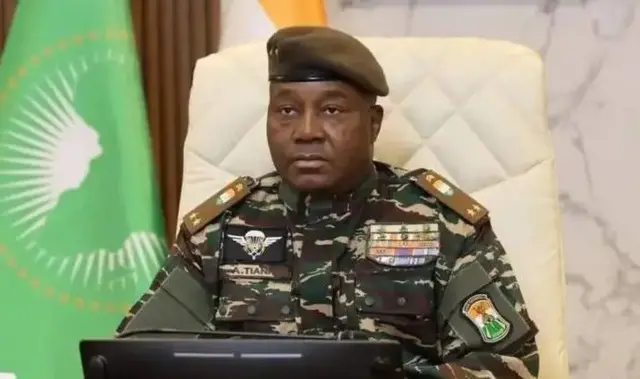 Shugaban mulkin sojin Nijar zaune a ofishinsa