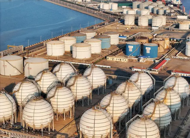 نمایی از تاسیسات ذخیرهسازی نفت در لانگکو، واقع در استان شاندونگ