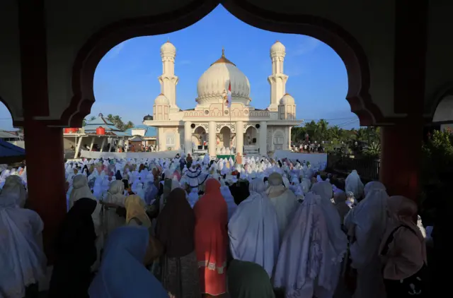 Jamaah Tarekat Syattariyah bersiap melaksanakan shalat Idulfitri 1445 Hijriah di halaman Masjid Syaikhuna Habib Muda Seunagan Desa Peuleukung, Seunagan Timur, Nagan Raya, Aceh, Senin (08/04).